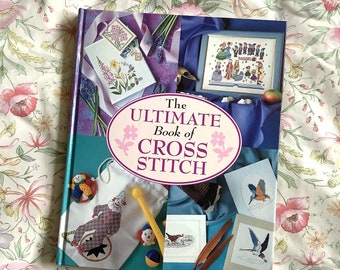 SUPERBE livre relié « The Ultimate Book of Cross Stitch » 1997 - Projets pour débutants et expérimentés - Excellent cadeau