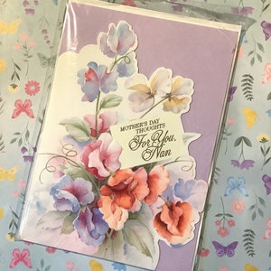 ZELDZAME Circa jaren 1980 Vintage 'Mother's Day Thoughts For You Nan' kaart met PRACHTIG uitgesneden mooi bloemmotief en zoet, sentimenteel vers