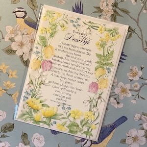Tarjeta de cumpleaños vintage de la década de 1980 con el texto "Para mi muy querida esposa" con un HERMOSO diseño floral y un verso dulce y sentimental de Harriet Broughton-Stuart