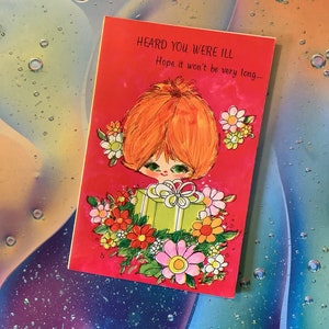 EXTRÊMEMENT RARE, vers les années 1960, inutilisée quatre volets Bon rétablissement - ADORABLE aux grands yeux verts, personne aux cheveux roux et motif floral - Carte nostalgique