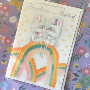 Lindo cartão RARO vintage/retro da década de 1970 "Desejos de aniversário para uma filha e seu marido" - Design fofo de coelho e arco-íris - Amantes do retrô