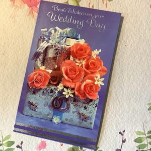 SUPERBE carte photo rétro vintage inutilisée vers les années 1970 « Meilleurs voeux le jour de votre mariage » avec des roses roses et des cadeaux - Doux versets
