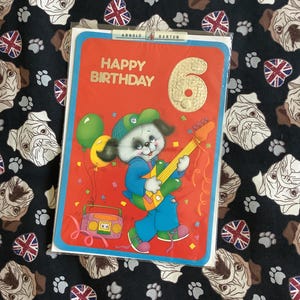 RARA cartolina vintage degli anni '80 circa "Buon compleanno 6" di grandi dimensioni - Graziosa cartolina retrò con un cane che suona la chitarra - Versi dolci - Design tradizionale