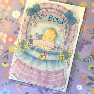 RARO vintage/retrò degli anni '70 circa "È un ragazzo!" Biglietto per la nascita di un neonato - Design di un tenero bambino e di un tenero coniglio - Versetto dolce - Nuovi genitori amorevoli vintage/retrò