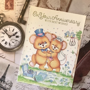 Raro biglietto vintage/retrò circa anni '80 "Per il tuo anniversario con i migliori auguri" - Cute Bear Bride & Groom che ha un design di danza - Sweet Verse