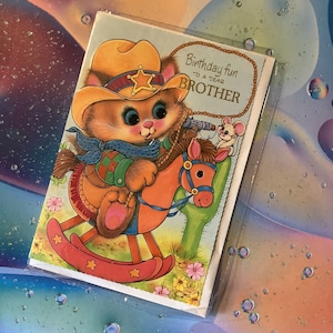 Raro verdadeiro vintage/retro por volta de 1980 não utilizado cartão 'diversão de aniversário para um querido irmão' - design de gato cowboy fofo - cartão de irmão amoroso vintage/retro