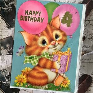 RARO Grande A4 Tamanho Vintage/Retro Circa 1970s ADORÁVEL Cartão 'Feliz Aniversário 4' - Design Kitsch Bonito Gato de Olhos Azuis Grandes - Cartão de Adereço de Cinema/Teatro
