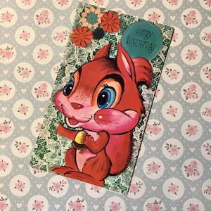 Cartão de aniversário RARO True Vintage Retro Circa 1960s - Super Kitsch Squirrel segurando um design de bolota - Cartão nostálgico divertido e fofo para guardar ou enviar