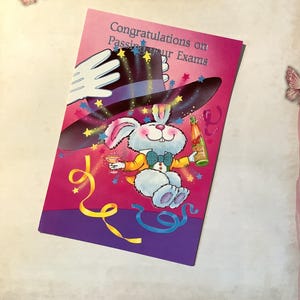 RARA cartolina vintage/retrò degli anni '80 circa con "Congratulazioni per aver superato gli esami" con un simpatico coniglietto bianco e un cappello da mago - Cartolina kitsch