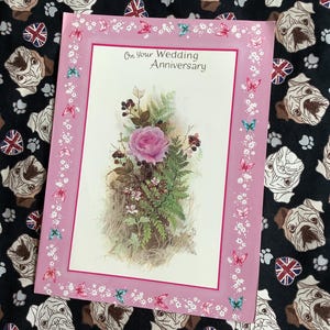 ZELDZAME vintage grote kaart 'On Your Wedding Anniversary' uit de jaren 60 uit de jaren 60 PRACHTIG ontwerp met roze roos, bramen en vlinders met zoet vers erin