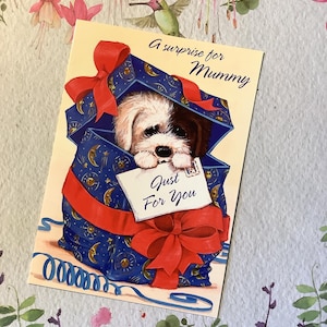 Vintage verjaardagskaart 'A Surprise For Mummy' uit de jaren 90 - AANBIDDELIJKE puppy in een geschenkverpakking Ontwerp door Mandy - Binnenin versierd - Hondenliefhebber mummiekaart