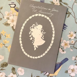 STUPENDO Raro Vintage Circa 1960 Primo Anniversario di Matrimonio Carta Stile Wedgwood Grigio - Belle Rose Bianche e Campane Design - Dolce Versetto All'interno