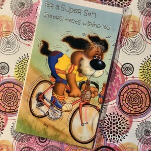 Cartão de aniversário RARO Vintage/Retro Circa 1970s 'Super Son' com um cachorro fofo em uma bicicleta bebendo uma garrafa de cerveja Design! Cartão Nostalgia Lover