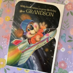 Cartão raro, vintage/retro, da década de 1980, sem uso, "Com os melhores votos de aniversário, querido neto" - Design fofo de espaço para cachorro "foguete" - Nostalgia