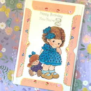 RARE carte vintage/rétro vers les années 1980 « Joyeux anniversaire à vous maintenant que vous avez 2 ans » pour une petite fille le jour de son 2e anniversaire - Adorable fille et poupée design