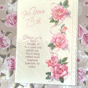 Splendido biglietto d'auguri vintage circa anni '90 'Per il tuo 75°' con grazioso design rosa rosa e versi dolci e sentimentali - biglietto d'amico amorevole rosa