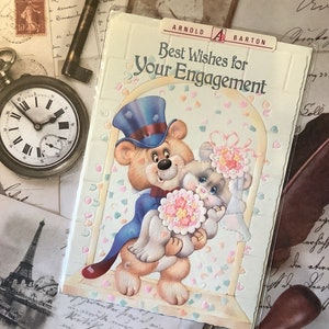 RARA cartolina vintage degli anni '70 circa con i migliori auguri per il tuo fidanzamento, con un simpatico gatto, sposa e sposo orsetto, stile retrò, per amanti dei gatti, carta kitsch.