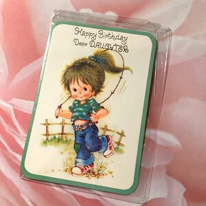 RARO biglietto d'auguri vintage degli anni '70 circa "Per il tuo compleanno cara figlia" - Design super carino e kitsch con bambina lentigginosa che salta - Amante del vintage/retrò