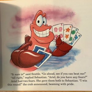 Pu&ograve; includere: Un granchio rosso con un grande sorriso tiene quattro carte da gioco nella sua chela. Le carte sono tutte quattro, con conchiglie, stelle e cerchi di diversi colori. Il testo sulla pagina dice: "Certo che s&igrave;!" disse Scuttle. "Vai avanti, vedi se riesci a battermi." "Va bene", rispose Sebastian. "Ariel, hai dei quattro?" Ariel aveva due quattro. Li diede entrambi a Sebastian. "Ho vinto questo round!" annunci&ograve; il granchio, raggiante di orgoglio.