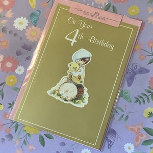 RARO E FAVOLOSO Biglietto vintage/retrò degli anni '70 "Per il tuo 4° compleanno" con un design di ragazzo carino e orsacchiotto - Biglietto nostalgico/Kitsch