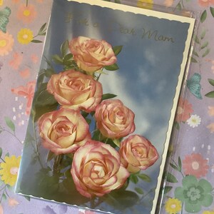 ZELDZAME Vintage Circa jaren 1970 PRACHTIG 'For a Dear Mam' Verjaardagskaart - Mooie roze rozen bloemen fotokaart - Mooi vers - Nostalgische kaart