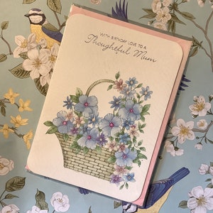 Cartão RARE Vintage Circa 1980 'Com amor de aniversário para uma mãe atenciosa' com lindo design de cesta floral - Saudação simples dentro - Nostalgia