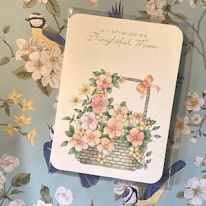 Cartão RARE Vintage Circa 1980 'Com amor de aniversário para uma mãe atenciosa' com lindo design de cesta floral - Saudação simples dentro - Nostalgia