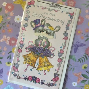 Rara cartolina vintage/retrò degli anni '70 circa "Per il tuo primo anniversario" - Design super kitsch con coniglio - Amanti del vintage/retrò - Cartolina nostalgica per l'anniversario
