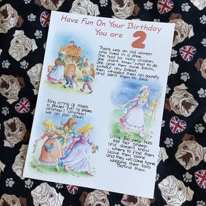 RARO Grande Cartão Vintage Circa 1980 2º Aniversário com ADORÁVEL Design de Cantiga Infantil Tripla - Envelope Decorado - Verso Doce - Nostalgia