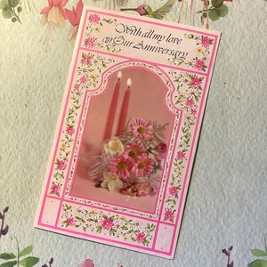 Raro e DESLUMBRANTE cartão fotográfico vintage da década de 1970 "Com todo meu amor em nosso aniversário" - Doce saudação - Esposa amorosa retrô/kitsch/anos 70