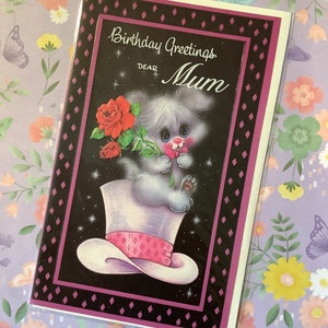Cartão vintage por volta de 1970, 'Saudações de aniversário, querida mãe' - Coelho fofo sentado em um design de chapéu rosa - Cartão kitsch/vintage/retro/coelho para mãe amorosa