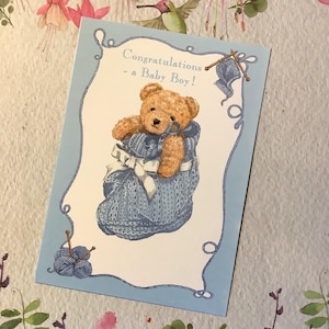 RARE vintage des années 1990 nouveau bébé garçon carte adorable ours en peluche « ours de Bengale » dans un chausson bleu design par Sarah Bengry - décoré à l'intérieur - fan d'ours