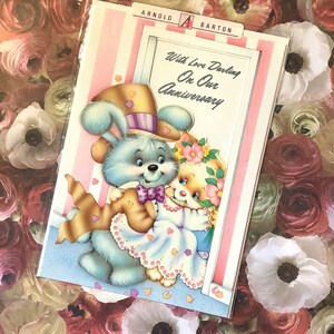 Cartão raro vintage/retro dos anos 1970 "Com amor, querida, no nosso aniversário" com design fofo de coelho e gato para noivos - Cartão para amantes retrô