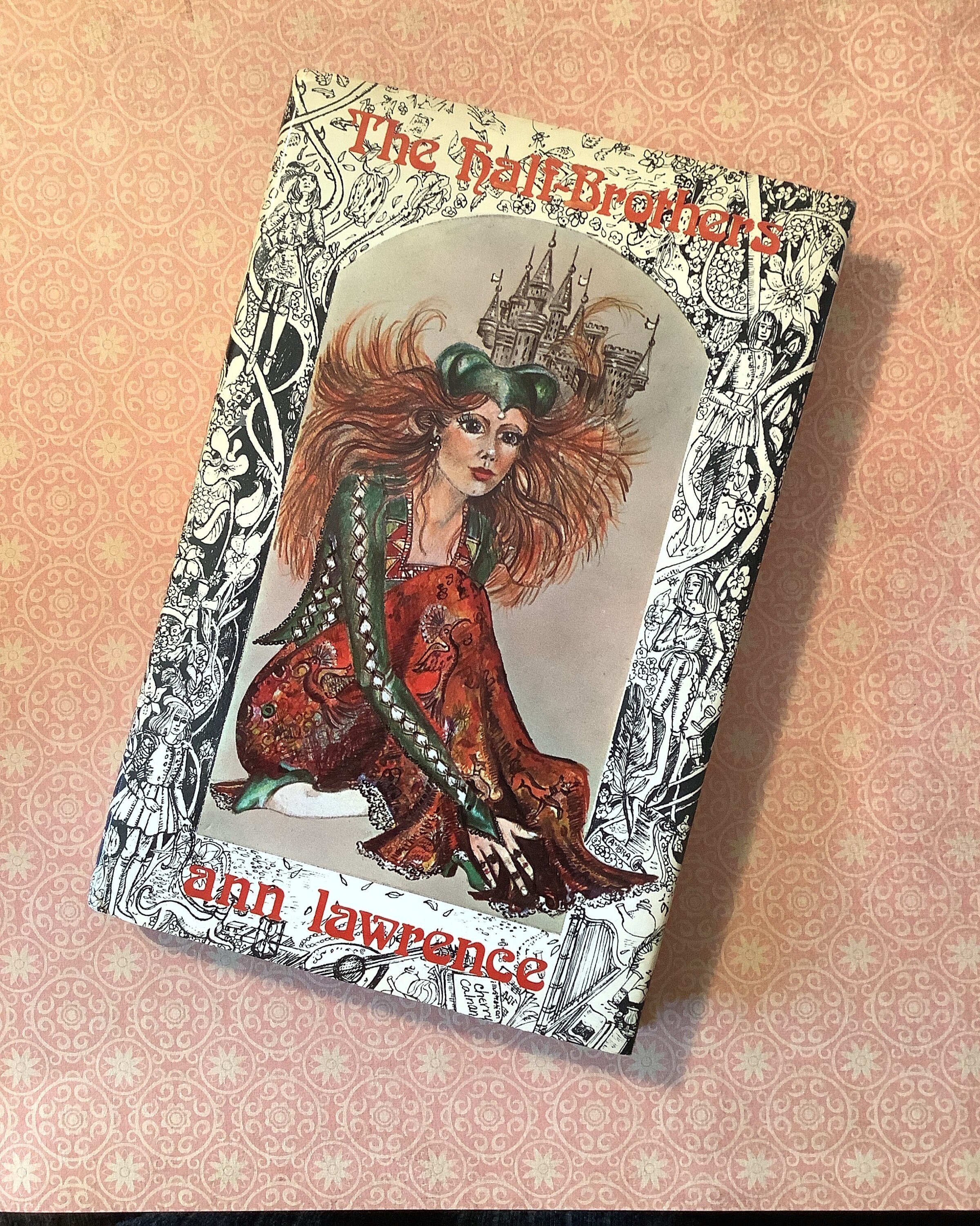 Libro infantil vintage de 1973 "Los medio hermanos" en tapa dura de Ann Lawrence. Un libro raro y nostálgico. Una novela ambientada en el siglo XVI.