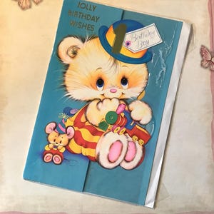 RARO cartão de primeiro aniversário vintage da década de 1970 para o aniversariante - ADORÁVEL gato de olhos azuis segurando um trem de brinquedo e um rato - Retro