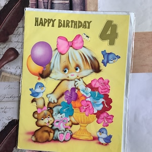 RARO Grande Vintage/Retro Circa 1970s ADORÁVEL Cartão 'Feliz Aniversário 4' - Design Bonito e Kitsch de Cachorro de Olhos Azuis Grandes - Cartão de Adereço de Filme/Teatro