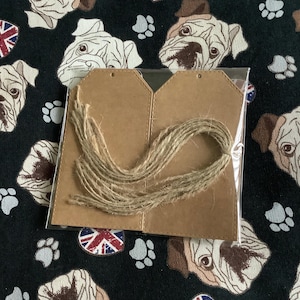 Paquete de 10 etiquetas de regalo de cartón troquelado de color marrón liso con cordón de yute. Decore sus propias etiquetas de regalo para cumpleaños y lugares de celebración.