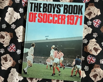 RARE vintage « The Boys » Book Of Soccer 1971 » en livres reliés, fabuleux articles sur le football et photographies en noir et blanc - cadeau livre de fan de football