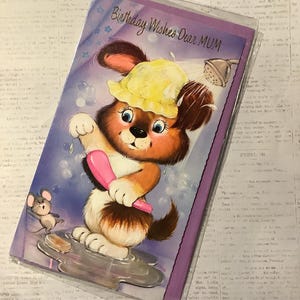 RARO biglietto d'auguri vintage degli anni '70 circa "Auguri di compleanno cara mamma" - Adorabilmente kitsch cane e topo che fanno la doccia - Dolce verso - Amante della nostalgia