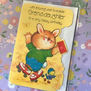 RARE vintage vers les années 1970 « avec un souhait affectueux à une chère petite-fille pour un très joyeux anniversaire » carte avec chat mignon sur patins à roulettes Design