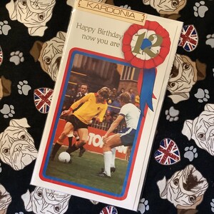 Cartão RARO vintage/retro de futebol/futebol dos anos 80 com tema 'Feliz aniversário, agora você tem 12 anos' - Cartão de aniversário retrô para amante de futebol/futebol - colecionável
