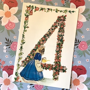 Carte d'anniversaire vintage des années 1970 extrêmement RARE - belle conception d'Hilary Jarvis représentant un numéro 4 couvert floral et une musaraigne vêtue mignonne