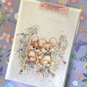 Lindo cartão RARO vintage/retro da década de 1970 "Para filha e marido em seu aniversário" - Design fofo de ratinho - Casal apaixonado vintage