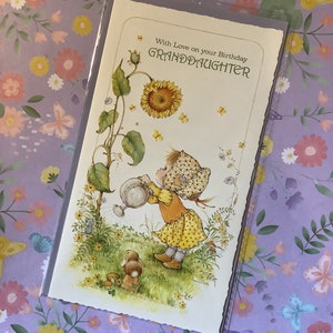 RARE carte vintage des années 1970 « Avec amour le jour de votre anniversaire, petite-fille » conçue par Anneliese - Style girl design nostalgique « Holly Hobbie »