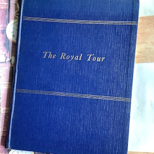 RARE Vintage 1954 &#39;Royal Tour&#39; Libro con copertina rigida di Neil Ferrier - Royal Family Collectable - Fotografie in bianco e nero e a colori del tour 1953-54