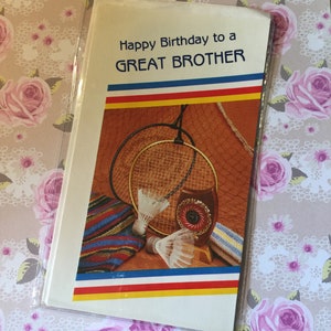 ZELDZAME retro fotokaart 'Happy Birthday to a Great Brother' uit circa jaren 1980 met een badmintonthema - retro fan Brother - lieve groet - jaren 80 fan
