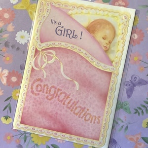 RARO Vintage/Retrò Circa 1970 'È una ragazza! Biglietto di congratulazioni - Design super carino - Versetto dolce - Biglietto per gli amanti vintage - Nuovo biglietto per bambini