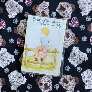RARE Vintage/Retro Circa 1980s Tarjeta 'Deseos de cumpleaños hoy tienes 9' - Chico lindo con un diseño de vendaje - Dulce saludo en el interior -Nostalgia