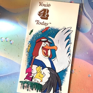 RARE Vintage Circa 1970 Walt Disney Productions 'You're 4 Today' Card con una scena del film 'The Rescuers' Design - A Card To Treasure