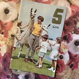 UITERST ZELDZAME Vintage Circa jaren 1970 5 Vandaag Retro Verjaardagsfotokaart met 3 kinderen die lama's/alpaca's kloppen! -Nostalgische kaart voor een meisje